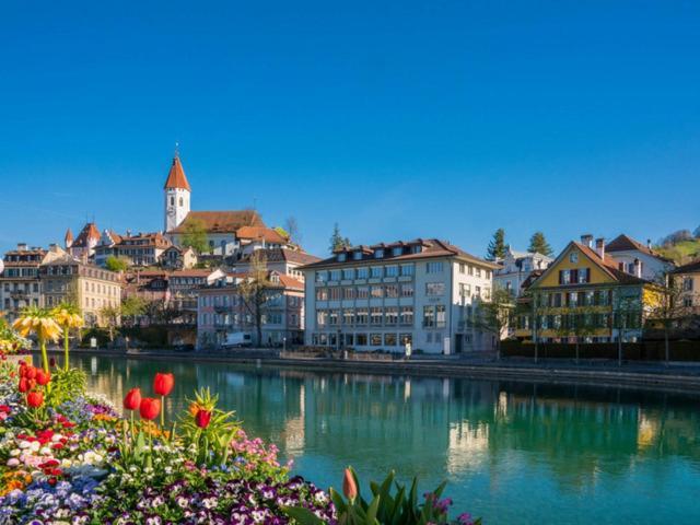 Schoene Ferienwohnung Mit Seeblick Thun Ngoại thất bức ảnh